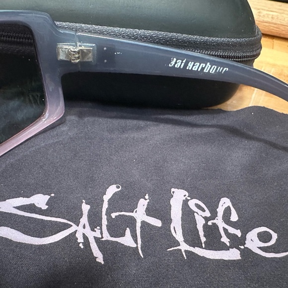 Salt Life BalHarbour woman’s Polarized Black and Purple Sunglasses with Case - Picture 4 of 5